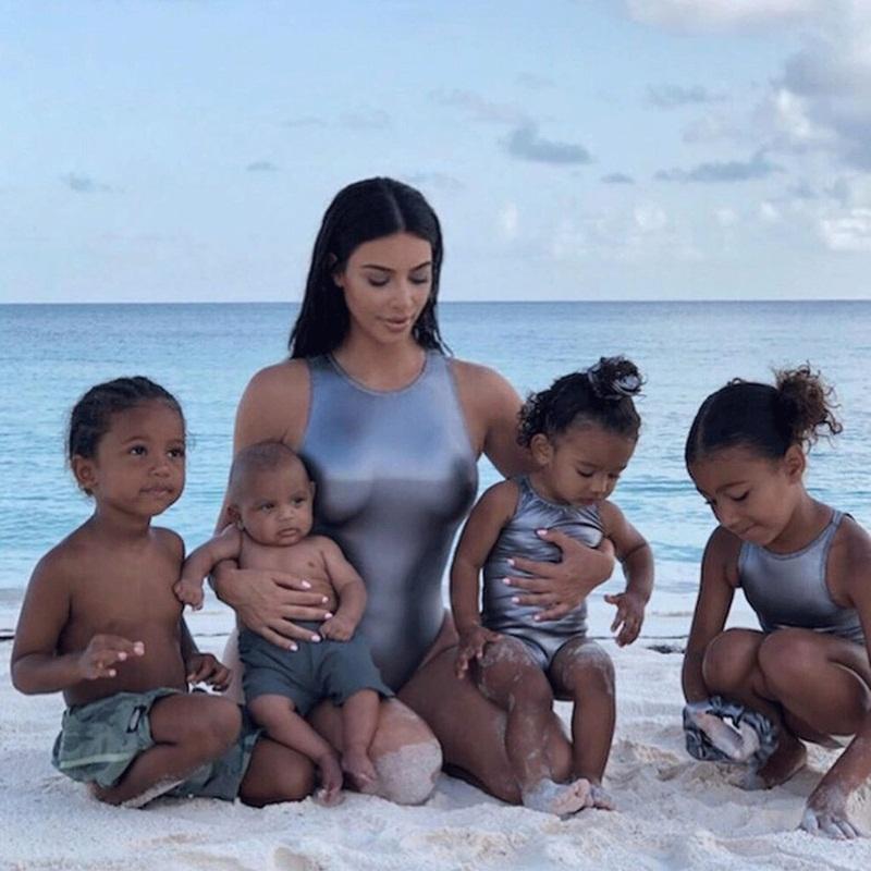 Cho con gái 2 tuổi xách túi Fendi, đi giày cao gót cực sành điệu, Kim Kardashian không ngớt lời khen con trông quá đáng yêu-7