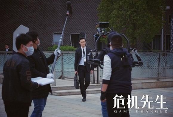 Huỳnh Hiểu Minh lộ hình ảnh đầu tiên cực điển trai ở phim trường sau thời gian dài cách ly vì Covid-19-2