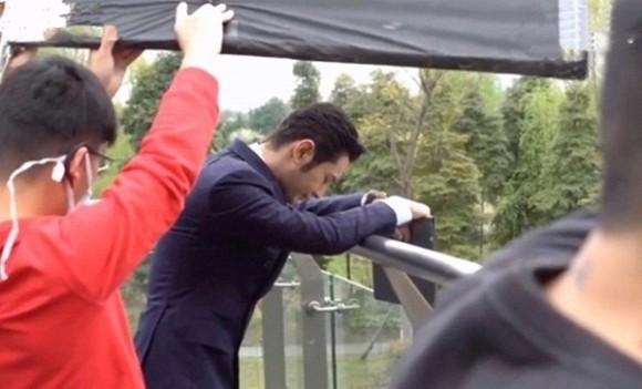 Huỳnh Hiểu Minh lộ hình ảnh đầu tiên cực điển trai ở phim trường sau thời gian dài cách ly vì Covid-19-4