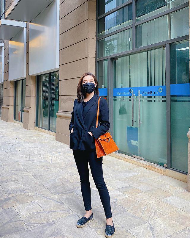 Ra phố mùa dịch: Phạm Băng Băng bịt kín mặt, mỹ nhân Việt mặc hẳn áo mưa lên máy bay-6