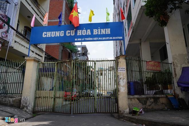 Phong tỏa chung cư Hòa Bình, nơi bệnh nhân thứ 48 sinh sống-1