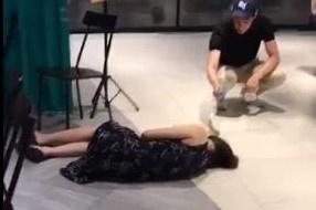 Nhà hàng Singapore bị ném đá khi bỏ mặc người ngất xỉu-1