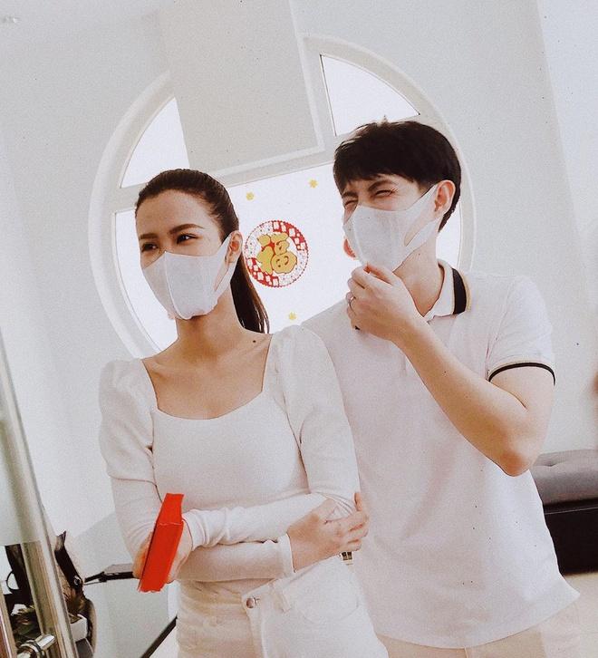 Trấn Thành, Đông Nhi phối đồ gì với khẩu trang phòng dịch Covid-19?-2