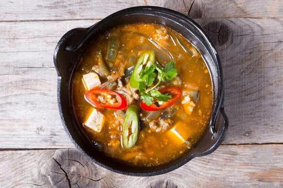 Mẹ chồng chẳng may nấu ăn bị mặn, con dâu đảm 'cứu nguy' bằng ngay 6 mẹo đơn giản