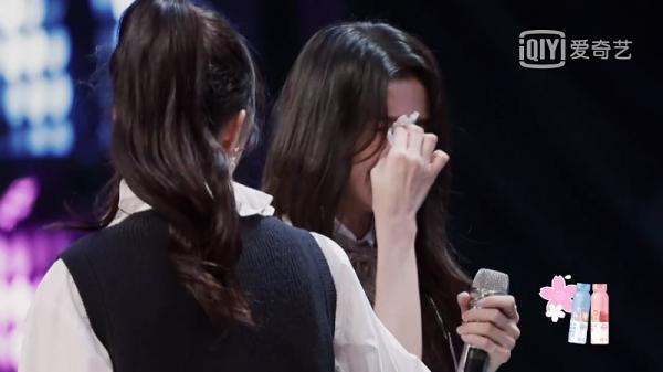 Thực tập sinh chương trình có Lisa làm cố vấn bị ném đá vì có chồng mà còn đi thi làm thần tượng-7