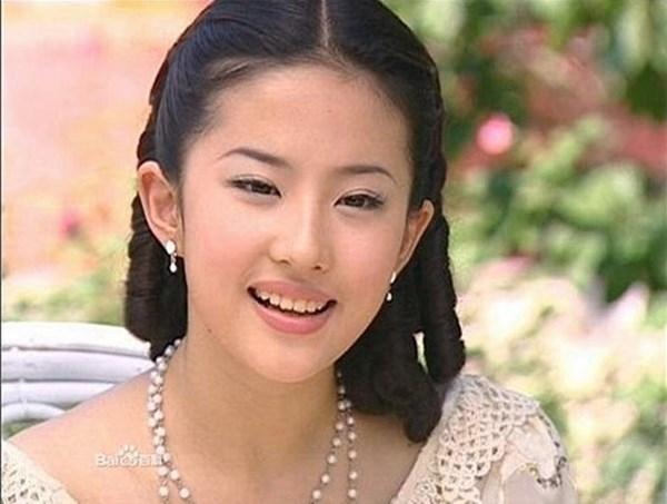 Lưu Diệc Phi được đánh giá rất cao bởi sắc đẹp và khí chất "thần tiên" sẵn có cùng vẻ đẹp quý phái pha chút lạnh lùng, kiêu kỳ. Thế nhưng không ít khán giả cho rằng Lưu Diệc Phi là "mỹ nhân chỉ đẹp khi không cười"
