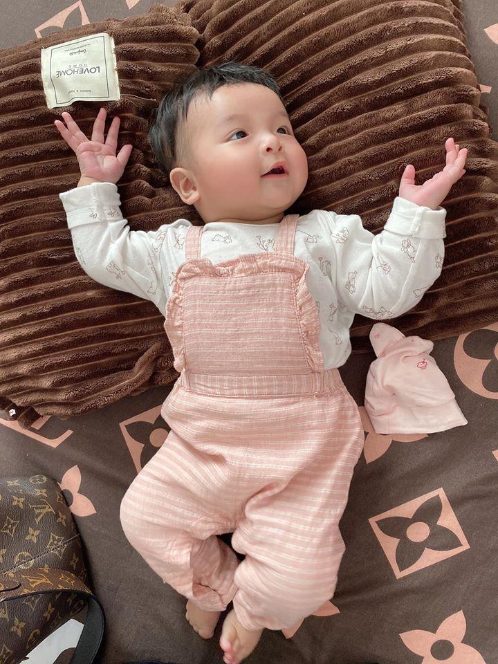 Mới 4 tháng tuổi, con gái Bùi Tiến Dũng đã sở hữu bộ sưu tập hàng hiệu đắt đỏ-5