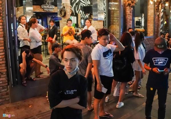 Tiệm massage tắt đèn, quán bar ở Bùi Viện đóng cửa đêm đầu tiên-7