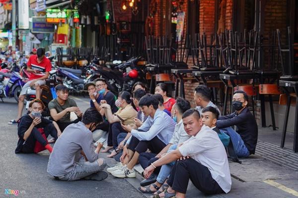 Tiệm massage tắt đèn, quán bar ở Bùi Viện đóng cửa đêm đầu tiên-8