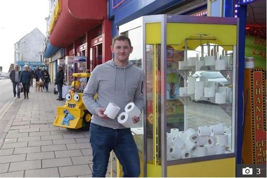 Giữa dịch Covid-19, trò chơi gắp thú bông thay bằng gắp giấy vệ sinh