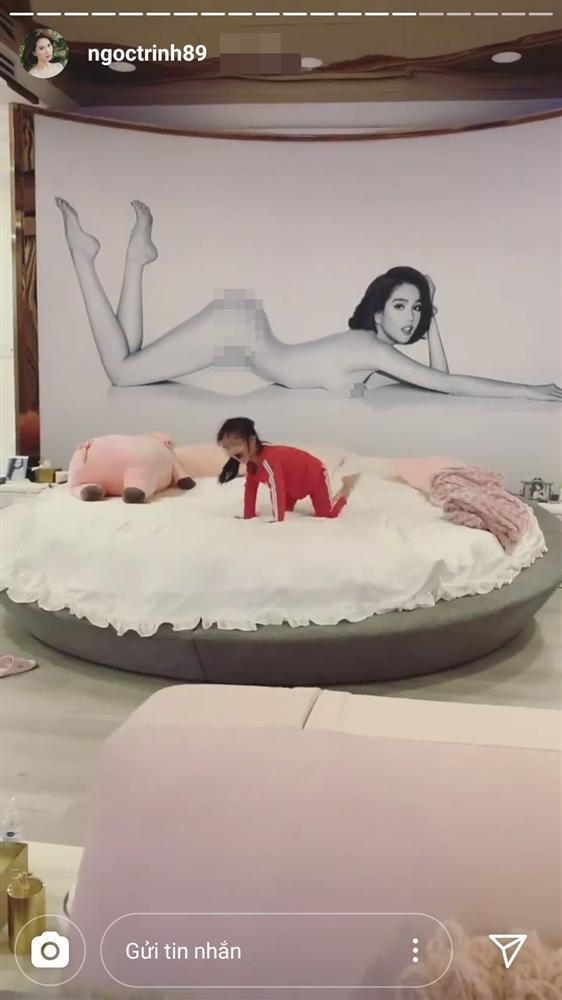 Ngọc Trinh khoe phòng ngủ, ảnh khỏa thân to hơn giường khiến người xem sượng sùng-1