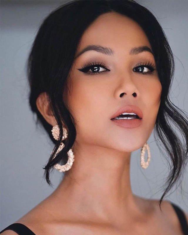 Tự tin phơi mặt dưới ánh mặt trời, H’Hen Niê để lộ mụn và da sần sùi dù makeup kĩ-1