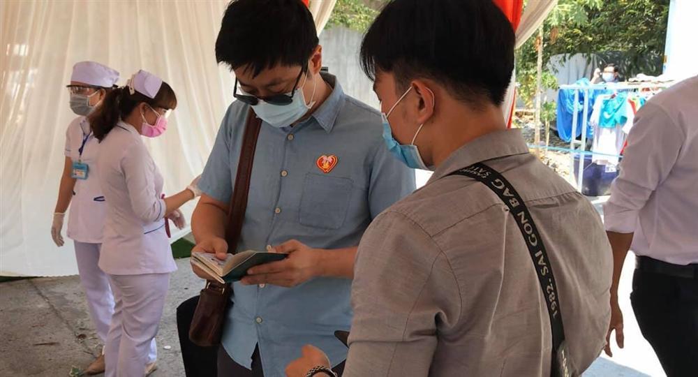 Đo thân nhiệt từng khách dự đám cưới cô dâu Việt, chú rể Hàn-3