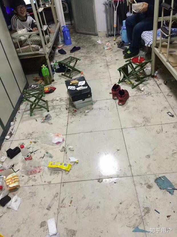 Thảm cảnh bạn cùng phòng ở bẩn đã lên một level mới, dân tình khuyên nên ra bãi rác luôn cho đỡ tốn tiền thuê phòng-3