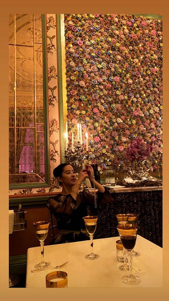 Lưu Diệc Phi xúng xính váy áo dự tiệc ở khách sạn hạng sang nhưng lại bị nhân vật sở hữu body xôi thịt lấn át-1