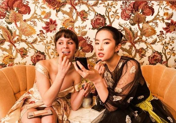 Lưu Diệc Phi xúng xính váy áo dự tiệc ở khách sạn hạng sang nhưng lại bị nhân vật sở hữu body xôi thịt lấn át-2