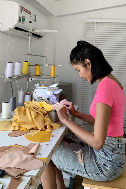 Hoàng Thùy tự tay may 300 khẩu trang vải phát cho người dân-1