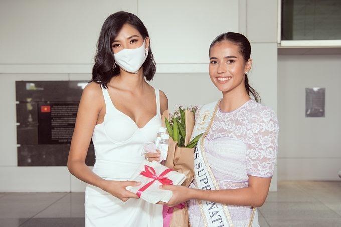 Hoàng Thùy tự tay may 300 khẩu trang vải phát cho người dân-2