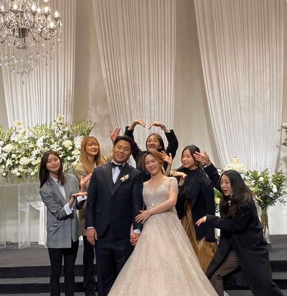 5 thành viên EXID hội ngộ tại đám cưới của quản lý. Trước đó EXID đã hết hạn hợp đồng với công ty quản lý cũ, chính vì vậy mỗi thành viên chọn một hướng đi riêng.