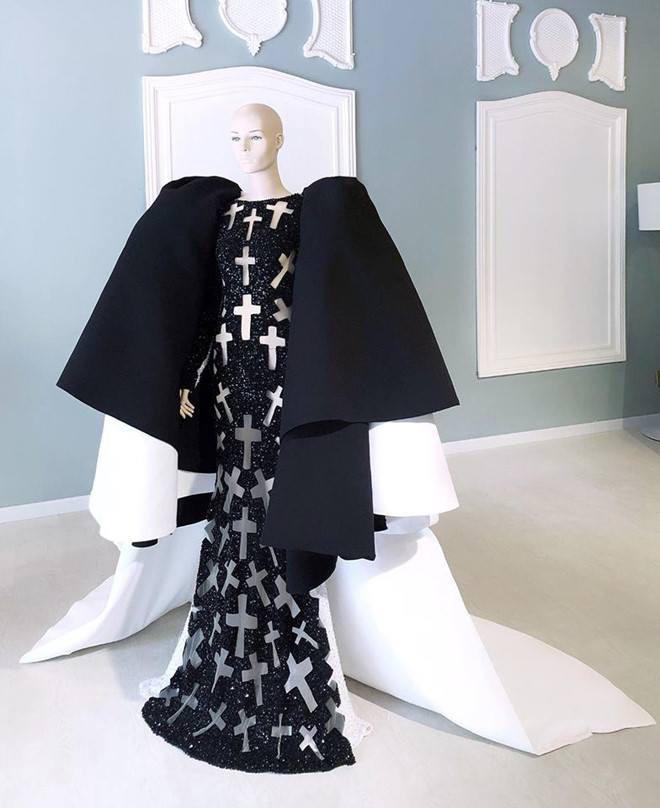 Chị gái bệnh nhân Covid số 17 bị khui lại phốt ăn mặc phản cảm, báng bổ tôn giáo-5