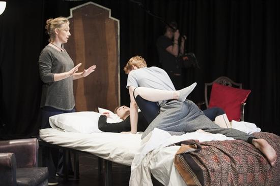 Điều phối viên cảnh nóng bảo vệ sao nữ trong các cảnh khoe thân