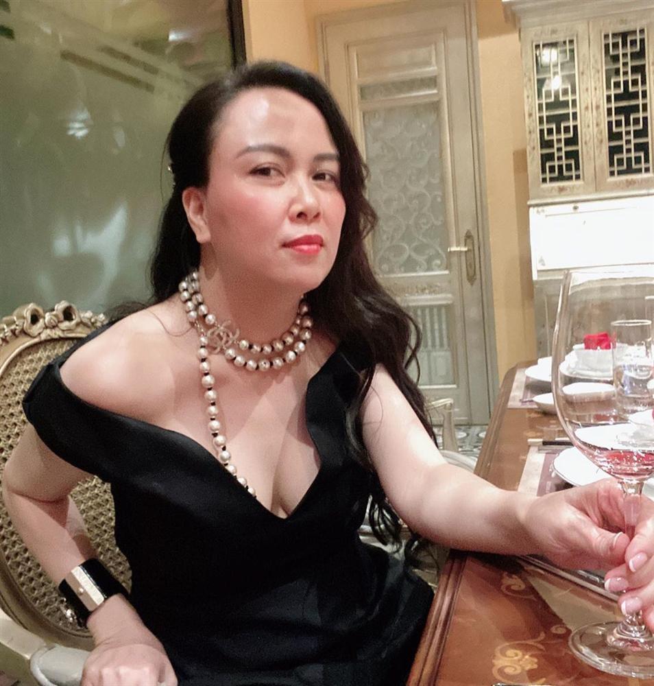 Phượng Chanel giờ cũng mạnh dạn chụp ảnh khoe vòng 1 như ai-1