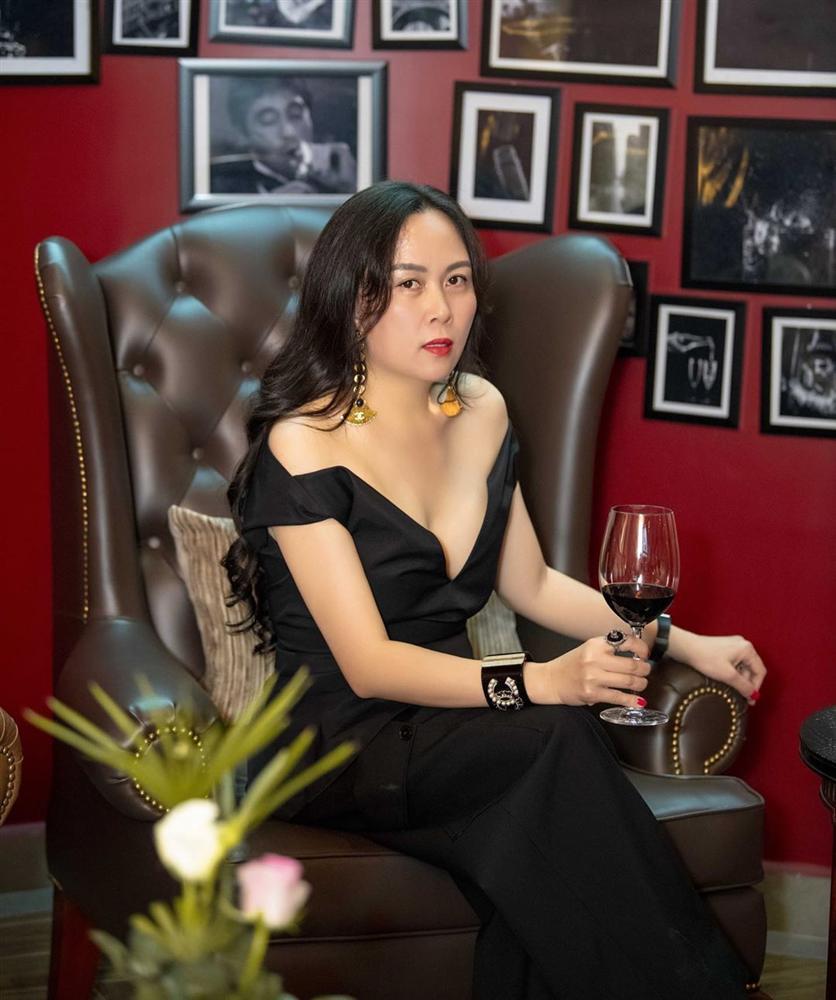 Phượng Chanel u mê những chiếc váy trễ vai nhưng kén dáng-7