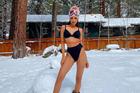 Phạm Hương đu trend mặc bikini giữa trời tuyết chậm cả nửa năm trời, vẫn bị soi chi tiết kém sang