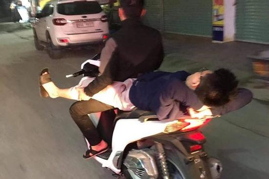 Thanh niên nằm duỗi chân, gác vào đùi người lái xe máy, tiết lộ của nhân chứng càng khiến dân mạng bức xúc