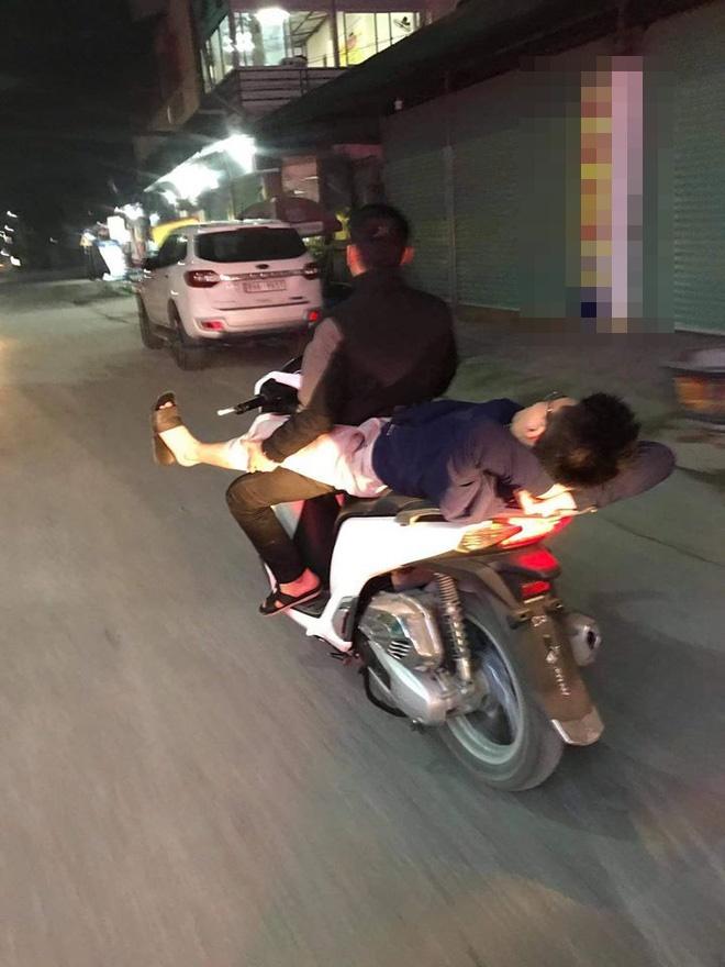 Thanh niên nằm duỗi chân, gác vào đùi người lái xe máy, tiết lộ của nhân chứng càng khiến dân mạng bức xúc-1