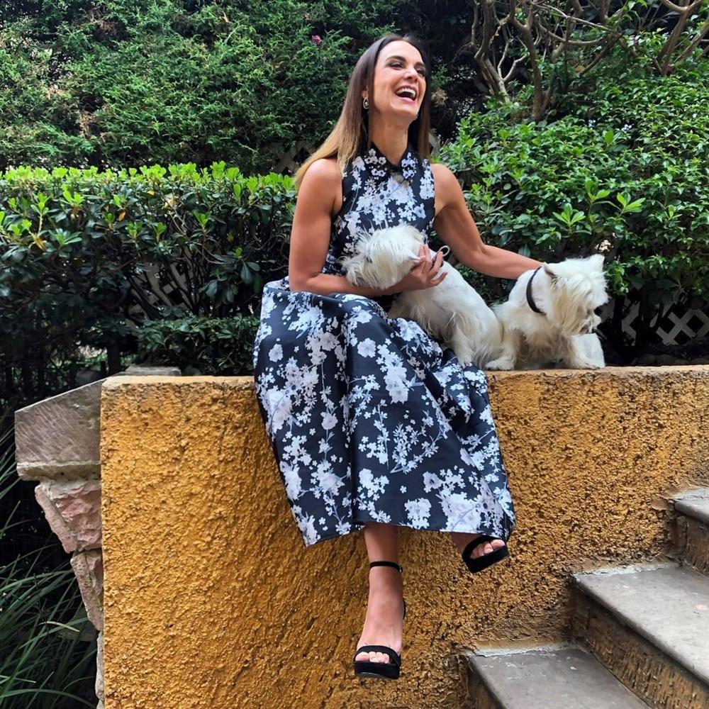 Bản tin Hoa hậu Hoàn vũ 16/3: Phạm Hương như nữ hoàng giữa đám đông mà vẫn không lọt top-2