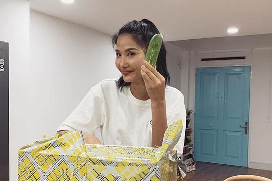 Sinh nhật giữa mùa dịch, Hoàng Thùy không ngờ được tặng dưa chuột và dầu ăn