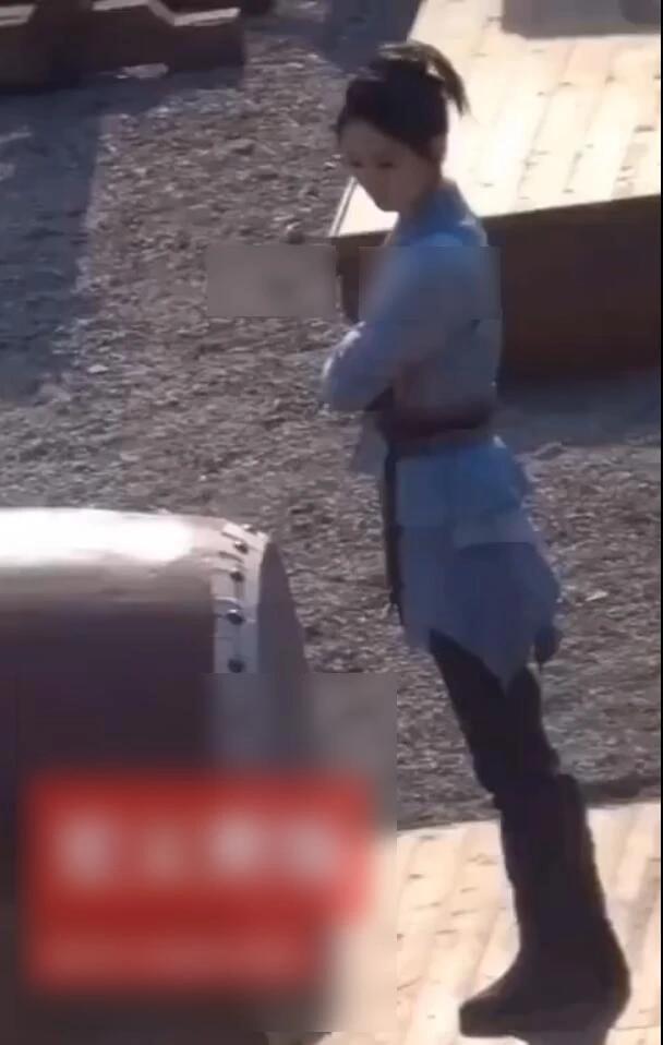 Trang phục mới của Triệu Lệ Dĩnh trong Hữu phỉ bị dân mạng chê bai tạo hình giống người hành khất-3