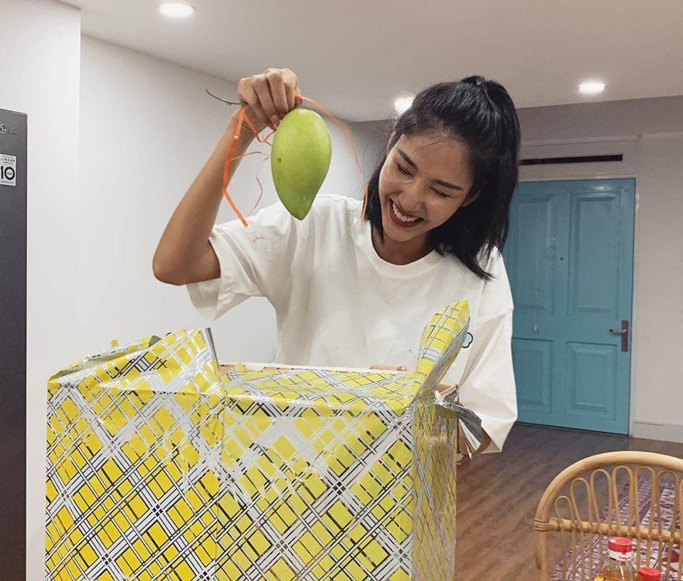 Sinh nhật giữa mùa dịch, Hoàng Thùy không ngờ được tặng dưa chuột và dầu ăn-3