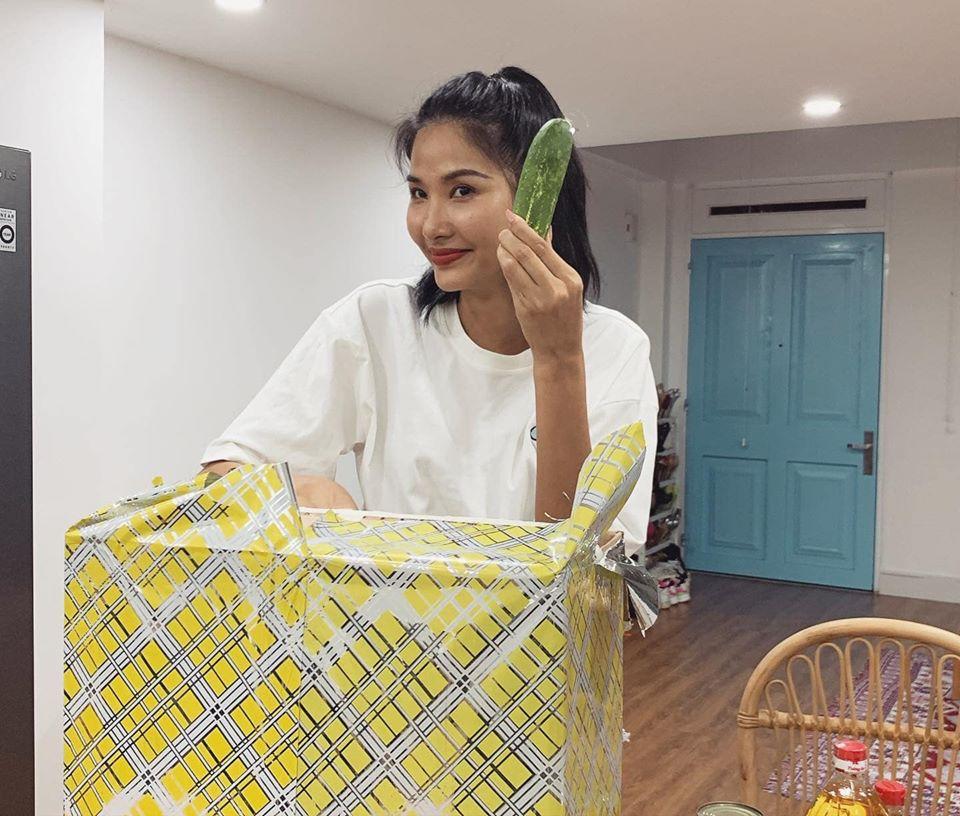 Sinh nhật giữa mùa dịch, Hoàng Thùy không ngờ được tặng dưa chuột và dầu ăn-1