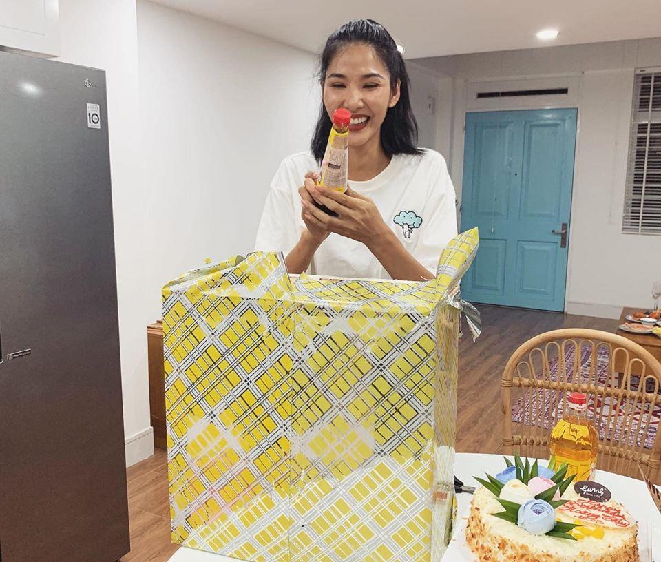 Sinh nhật giữa mùa dịch, Hoàng Thùy không ngờ được tặng dưa chuột và dầu ăn-5