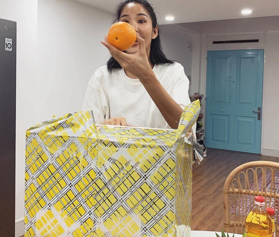 Sinh nhật giữa mùa dịch, Hoàng Thùy không ngờ được tặng dưa chuột và dầu ăn-6