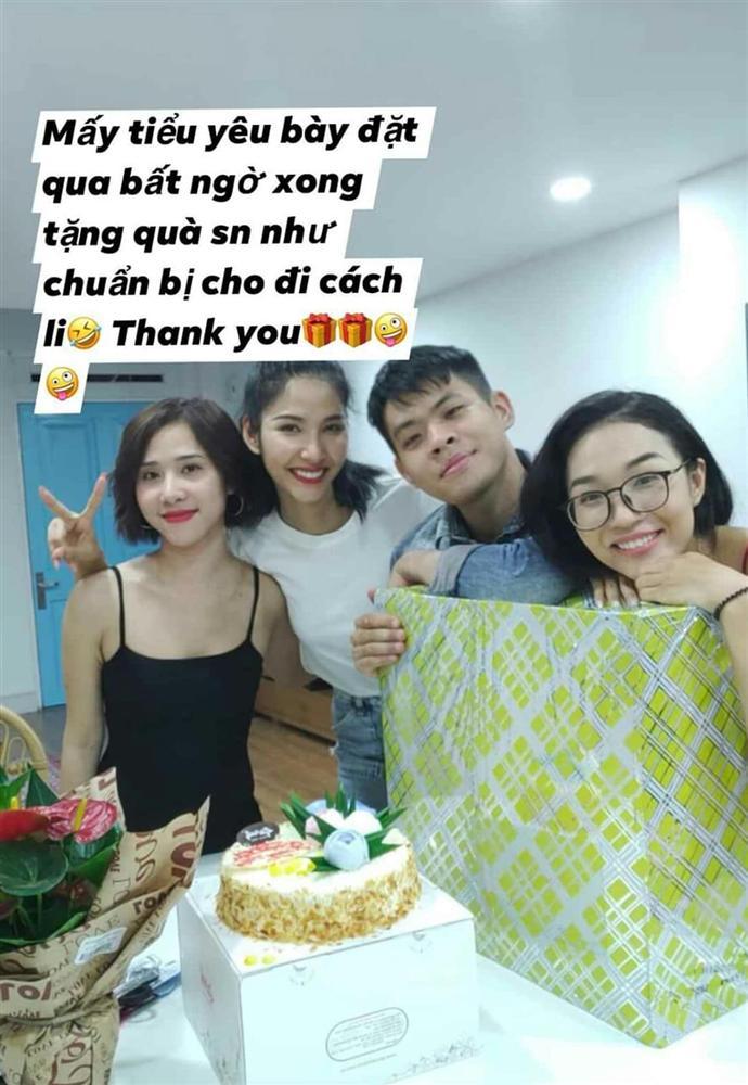 Sinh nhật giữa mùa dịch, Hoàng Thùy không ngờ được tặng dưa chuột và dầu ăn-8