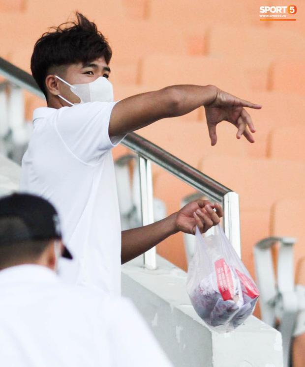 HLV trưởng tiết lộ sốc về bệnh của Hà Đức Chinh: Hiện tại chơi bóng sẽ nguy hiểm tính mạng, phải rất lâu nữa mới trở lại sân cỏ-3