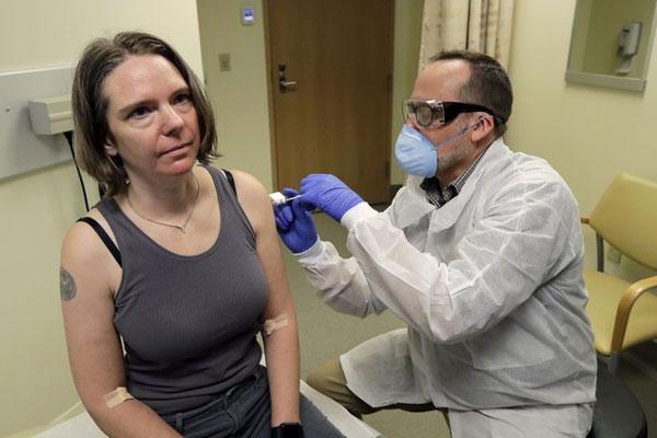 Người đầu tiên tiêm vaccine Covid-19: Tôi rất vui, thật điên rồ-2