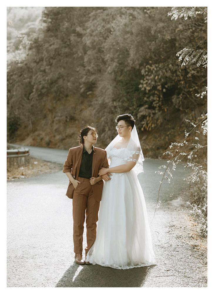 Bộ ảnh chàng mặc váy cưới, nàng mặc vest hoán đổi thân phận sốt mạng xã hội-1