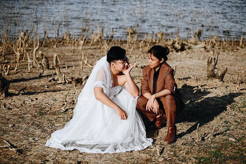 Bộ ảnh chàng mặc váy cưới, nàng mặc vest hoán đổi thân phận sốt mạng xã hội-2