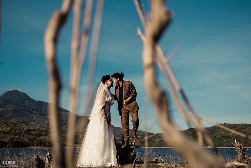 Bộ ảnh chàng mặc váy cưới, nàng mặc vest hoán đổi thân phận sốt mạng xã hội-3