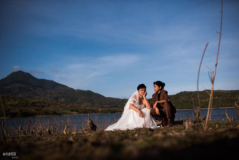 Bộ ảnh chàng mặc váy cưới, nàng mặc vest hoán đổi thân phận sốt mạng xã hội-5