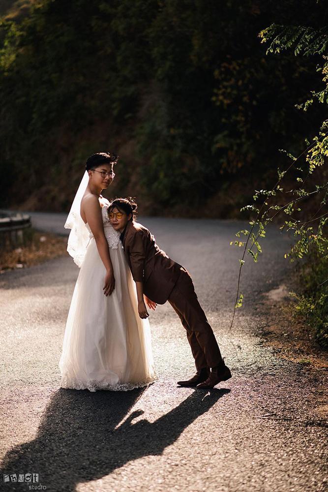 Bộ ảnh chàng mặc váy cưới, nàng mặc vest hoán đổi thân phận sốt mạng xã hội-6