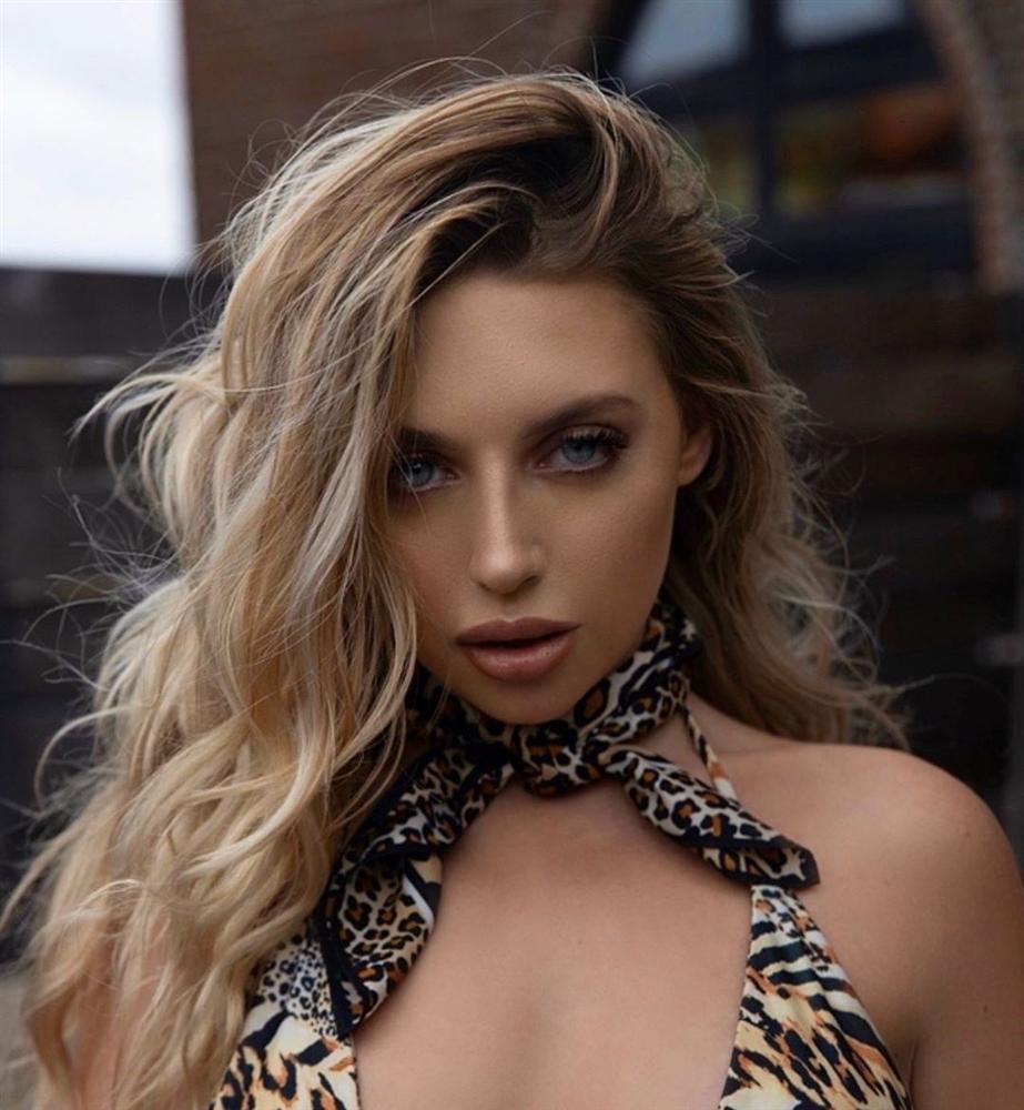 Cô gái bị ném đá vì liếm nhà vệ sinh trên máy bay bất chấp dịch bệnh-2