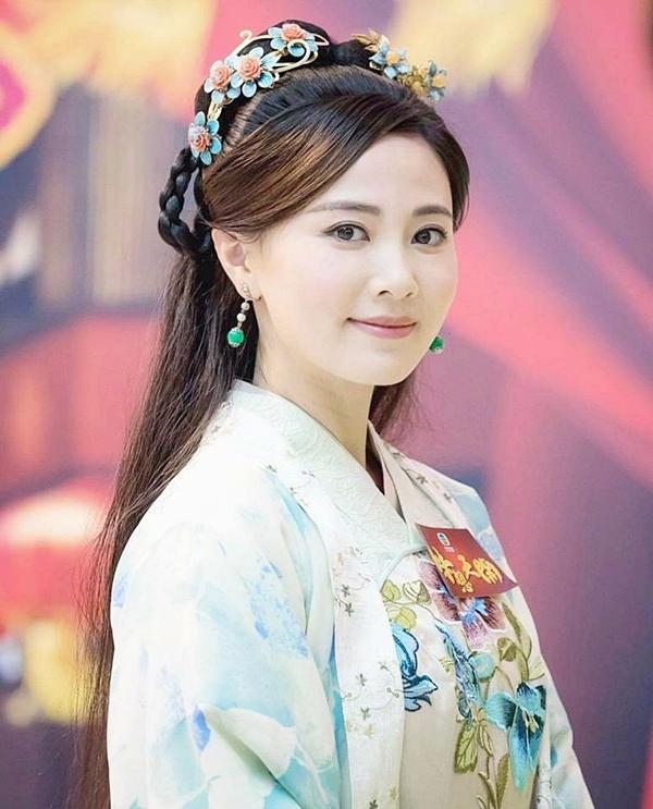 Được nhiều ưu ái, những tưởng Chu Thần Lệ sẽ sớm gia nhập vào hàng “Hoa Đán” TVB, ngờ đâu diễn xuất của cô nàng quá tệ, "Danh viện vọng tộc" lên sóng chỉ vài tập mà khán giả đã không ngừng “ném đá”. Nhiều người còn chẳng ngại xếp cô nàng vào danh sách những bình hoa di động trên màn ảnh TVB.