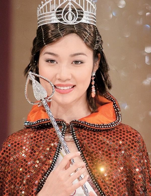 Cũng giống như Chu Thần Lệ, Diệp Thúy Thúy khi mới đăng quang Họa hậu Hong Kong 2006 đã được TVB hết mực lăng xê, ủng hộ.