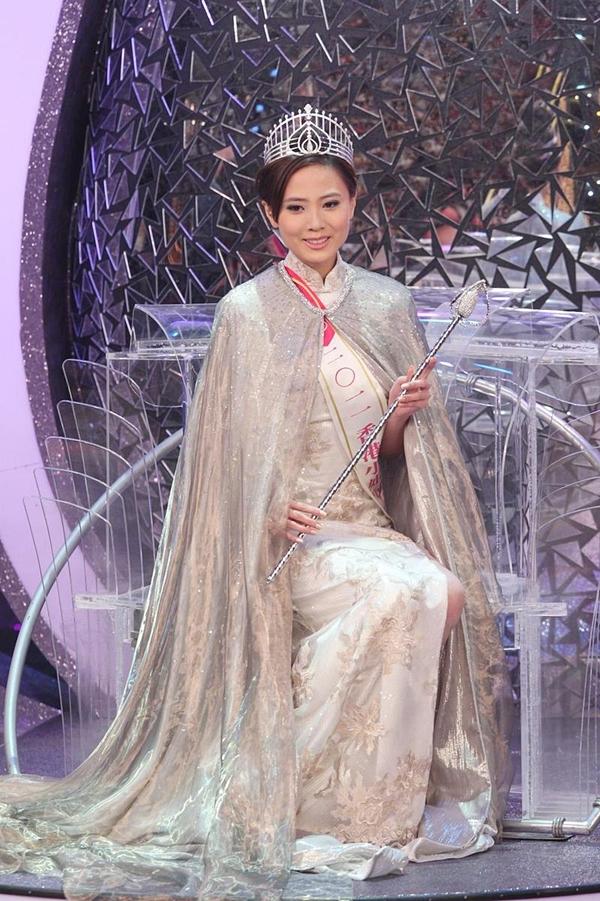 Sau khi đăng quang Hoa hậu Hong Kong 2011, Chu Thần Lệ ngay lập tức ký hợp đồng quản lý với TVB. Dù chỉ là người mới nhưng cô nàng đã được giao cho vai nặng ký trong phim mừng lễ khánh thành đài – "Danh viện vọng tộc".