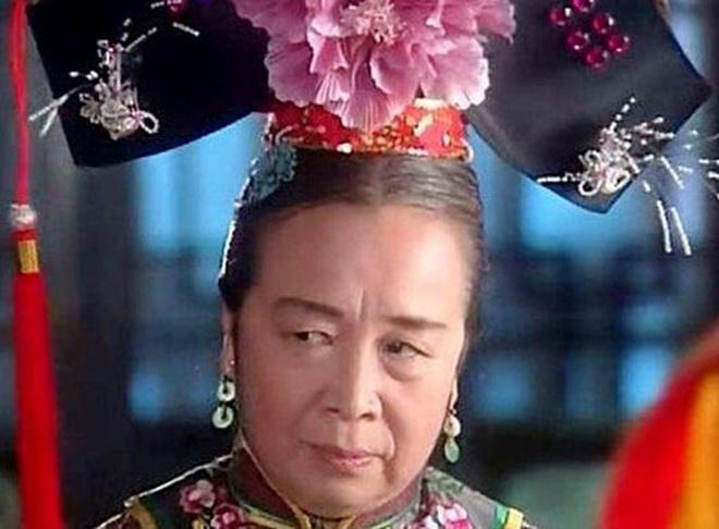 Nữ diễn viên chia sẻ rằng, cuộc sống riêng tư của bà có nhiều xáo trộn sau khi bộ phim "Hoàn Châu Cách Cách" phát sóng. Chỉ vì đóng vai Dung mama mà Lý Minh Khải từng bị ném trứng vào người, bị người bán hàng ở chợ xua đuổi. "Các em nhỏ, người già khi nhìn thấy tôi đã la ó, họ bảo hãy đuổi tôi đi, họ ghét Dung mama" - bà chia sẻ.